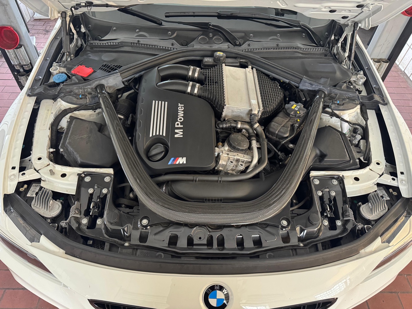 BMW M Power Motor, geöffnete Motorhaube in der Werkstatt